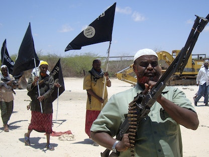 أعضاء في حركة الشباب الصومالية خلال استعراض عسكري في العاصمة مقديشو. 5 مارس 2011 - REUTERS