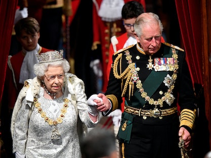ملك بريطانيا الجديد تشارلز الثالث مع والدته الراحلة الملكة إليزابيث الثانية في لندن. 14 أكتوبر 2019 - REUTERS