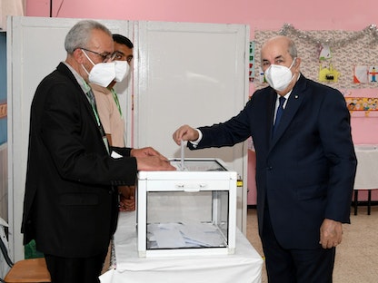 الرئيس الجزائري عبد المجيد تبون يدلي بصوته في الانتخابات التشريعية - 12 يونيو 2021 - REUTERS