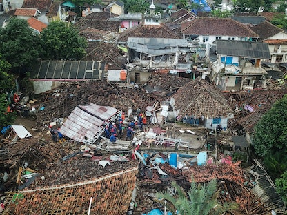 رجال الإنقاذ يبحثون عن شخص مفقود تحت أنقاض مبنى منهار بسبب زلزال بجاوة الغربية في إندونيسيا. 24 نوفمبر 2022 - REUTERS