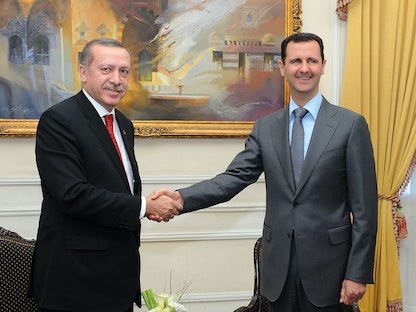 صورة أرشيفية للقاء الرئيس التركي رجب طيب أردوغان مع نظيره السوري بشار الأسد في حلب. 6 فبراير 2011 - AFP