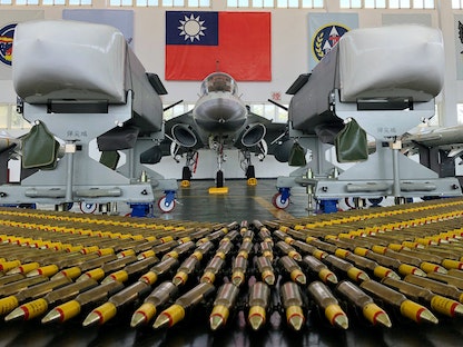 عرض لطائرة مقاتلة وصواريخ كروز في قاعدة ماكونج الجوية في تايوان. 22 سبتمبر 2020 - REUTERS