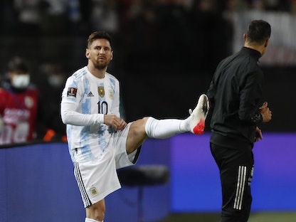 ليونيل ميسي يستعد للدخول بديلاً في مباراة الأرجنتين ضد أوروجواي - REUTERS