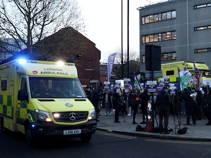 عمال إسعاف يشاركون في إضراب خارج هيئة الخدمات الصحية الوطنية بلندن في بريطانيا. 21 ديسمبر 2022 - REUTERS