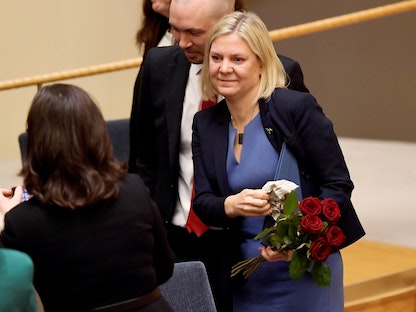 وزيرة المال ماغدالينا أندرسون تحمل وروداً حمراء بعد انتخابها رئيسة لوزراء السويد في البرلمان - 24 نوفمبر 2021 - REUTERS