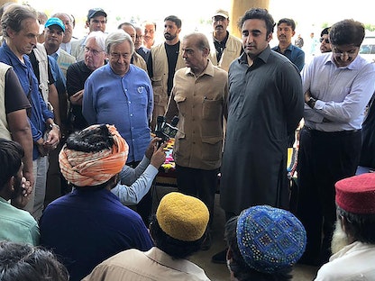 رئيس الوزراء الباكستاني شهباز شريف والأمين العام للأمم المتحدة أنطونيو جوتيريش داخل مخيم مؤقت للمتضررين من الفيضانات في باكستان. 10 سبتمبر 2022 - AFP