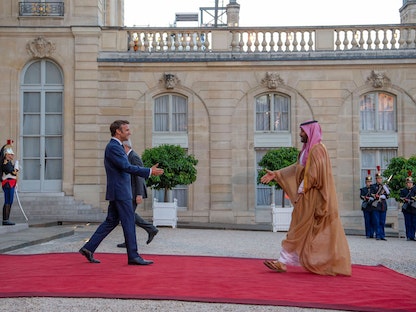  الرئيس الفرنسي إيمانويل ماكرون خلال استقبال ولي العهد السعودي الأمير محمد بن سلمان في قصر الإليزيه في باريس - 29 يوليو 2022 - واس