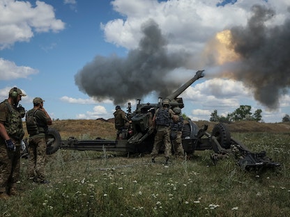 جنود أوكرانيون يطلقون قذيفة من مدفع هاوتزر قطره FH-70 على خط المواجهة مع استمرار الهجوم الروسي على أوكرانيا في منطقة دونباس، أوكرانيا- 18 يوليو 2022. - REUTERS
