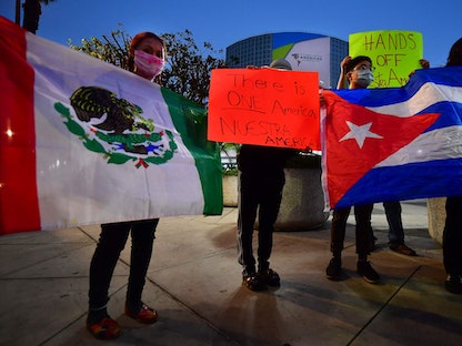 نشطاء يحتجون أمام مقر انعقاد قمة الأميركتين على استبعاد الرئيس الأميركي جو بايدن دول كوبا وفنزويلا ونيكارجوا من المشاركة – 2 يونيو 2022 - AFP