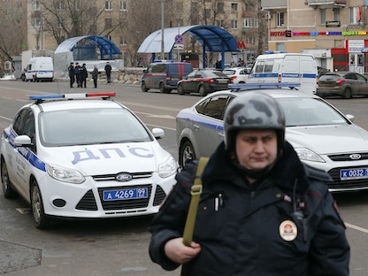 ضابط شرطة روسي يقف في موقع بالقرب من محطة مترو. موسكو في 26 فبراير 2016. - REUTERS