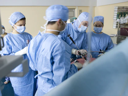 أطباء يجرون عملية تكميم المعدة لمريض في أحد مستشفيات Meaux - Getty Images