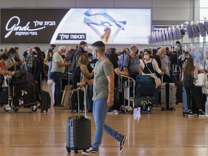 ركاب يصطفون عند مكاتب تسجيل الوصول في صالة المغادرة في مطار بن جوريون الدولي في تل أبيب - 30 نوفمبر 2021 - Bloomberg