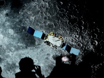 شاشة تعرض لقطات لمركبة فضائية بالقرب من القمر. 18 يناير 2021 - REUTERS