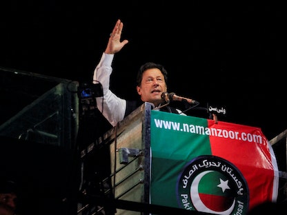 رئيس الوزراء الباكستاني السابق عمران خان خلال تجمع حاشد في لاهور بباكستان- 21 أبريل 2022. - REUTERS