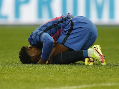 لاعب برشلونة أنسو فاتي متأثراً بإصابته أمام دينامو كييف - REUTERS