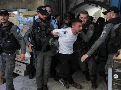 قوات الأمن الإسرائيلية تعتقل متظاهراً فلسطينياً خلال مظاهرة نظمها فلسطينيون للتعبير عن إدانتهم لهجوم إسرائيل على غزة، القدس، 18 مايو 2021 - REUTERS
