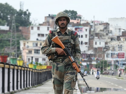 جندي من الجيش الهندي يقوم بدورية - REUTERS