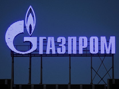 شعار شركة غازبروم الروسية للطاقة في سانت بطرسبرج. - REUTERS