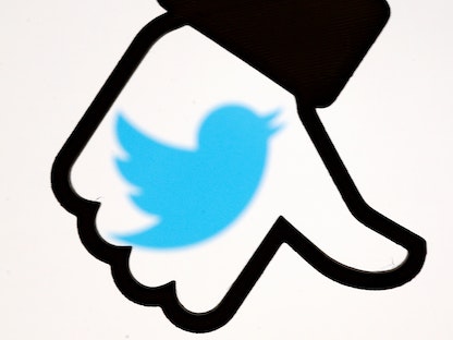 رسم توضيحي يظهر زر عدم الإعجاب بطباعة ثلاثية الأبعاد على Facebook أمام شعار Twitter - REUTERS