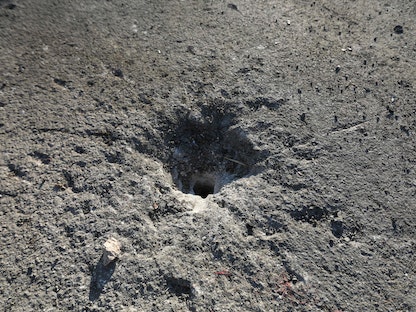 صورة تظهر حفرة في الموقع حيث استهدفت طائرة أميركية من دون طيار قيادي تنظيم داعش ماهر العقال بالقرب من قرية خلتان شمال سوريا- في 12 يوليو 2022 - AFP
