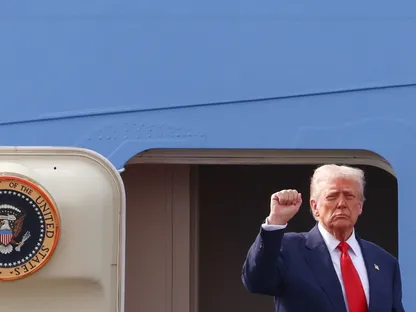 الرئيس الأميركي دونالد ترمب أثناء صعوده إلى طائرة الرئاسة في مطار جيمهاي الدولي في بوسان، كوريا الجنوبية، 30 أكتوبر 2025 - Reuters