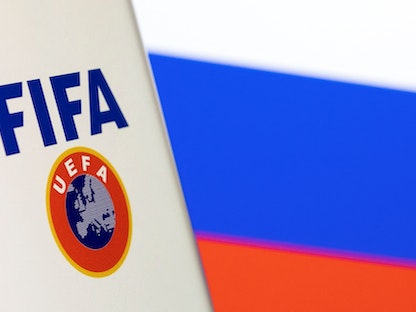 شعارا فيفا ويويفا مع العلم الروسي - REUTERS