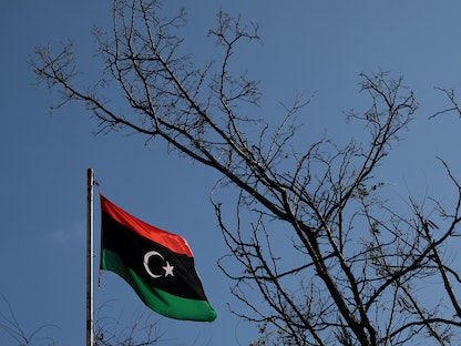  علم ليبي يرفرف فوق القنصلية الليبية في أثينا، اليونان. 6 ديسمبر 2019 - REUTERS