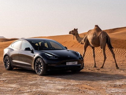تسلا تختبر سياراتها في صحراء دبي - Instagram/Teslamotors