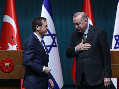 الرئيس التركي رجب طيب أردوغان يقف إلى جانب الرئيس الإسرائيلي إسحاق هرتسوغ بعد مؤتمر صحافي في أنقرة - 9 مارس 2022 - AFP