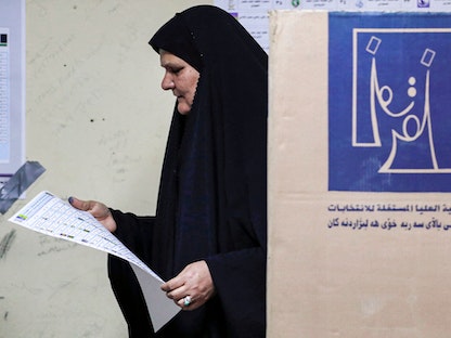 امرأة تصوّت في الانتخابات التشريعية العراقية في بغداد، 10 أكتوبر 2021. - AFP
