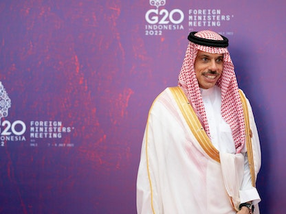 وزير الخارجية السعودي فيصل بن فرحان خلال وصوله لحضور قمة العشرين في بالي. - AFP