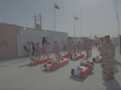 جانب من عملية تبادل رفات جنود عراقيين وإيرانيين سقطوا خلال الحرب العراقية الإيرانية في ثمانينات القرن العشرين- 30 يونيو 2022 - Facebook/@ICRCiq