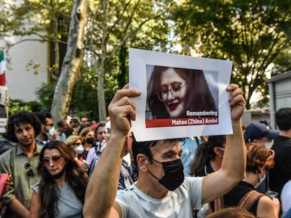 نشطاء يحملون صورة الشابة الإيرانية مهسا أميني التي لقيت حتفها خلال احتجازها من قبل شرطة الأخلاق، في مظاهرات خارج مقر الأمم المتحدة بنيويورك. 21 سبتمبر 2022 - AFP