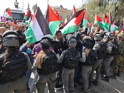 قوات الأمن الإسرائيلية تمنع نشطاء سلام فلسطينيين وإسرائيليين من التظاهر في بلدة حوارة بالضفة الغربية المحتلة. 3 مارس 2023 - AFP