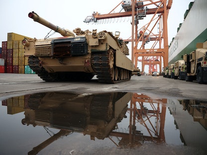 دبابة من طراز "أبرامز" في ميناء جدينيا البولندي خلال تحركات روتينية للقوات التابعة لحلف شمال الأطلسي "الناتو". 3 ديسمبر 2022 - REUTERS