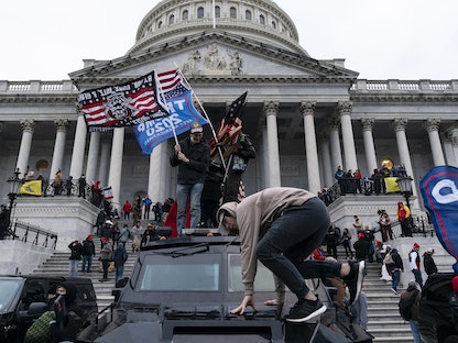 محتجون من أنصار الرئيس الأميركي السابق دونالد ترمب خارج مبنى الكابيتول قبيل اقتحام مقر الكونغرس، 6 يناير 2020 - AFP