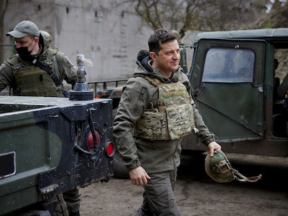 الرئيس الأوكراني فولوديمير زيلينسكي يزور مواقع لجيش بلاده بالقرب من خط المواجهة مع الانفصاليين المدعومين من روسيا في منطقة دونباس، أوكرانيا. 9 أبريل 2021 - REUTERS