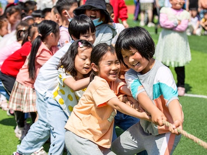 تلاميذ يلهون خلال "يوم الطفل العالمي" في إقليم جيانجسو شرق الصين - 1 يونيو 2021 - AFP