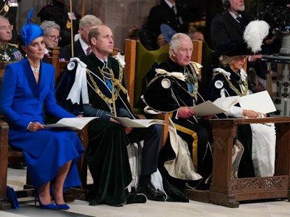 (من اليسار إلى اليمين) أميرة ويلز كاترين والأمير وليام وملك بريطانيا تشارلز الثالث والملكة البريطانية كاميلا داخل كاتدرائية سانت جايلز في إدنبرة. 5 يوليو 2023 - AFP