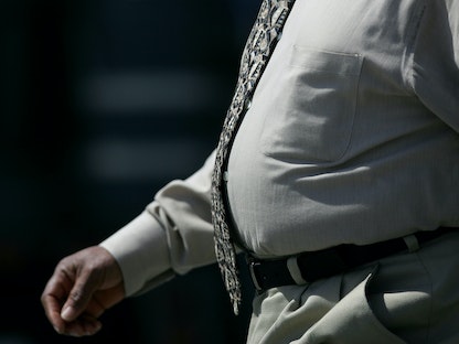 أحد الأشخاص يعاني من زيادة الوزن  - Getty Images