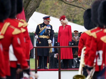 الملك تشارلز الثالث وقرينته كاميلا يحضران حفلاً في قصر باكنجهام في لندن. 27 أبريل 2023 - via REUTERS
