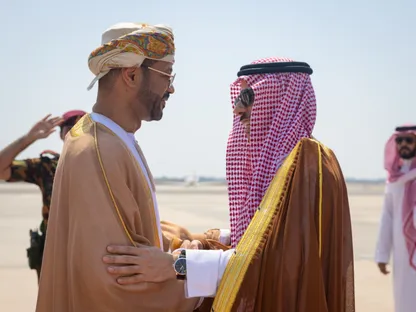 وزير الخارجية السعودي يصل مسقط لإجراء مباحثات موسعة مع نظيره العماني