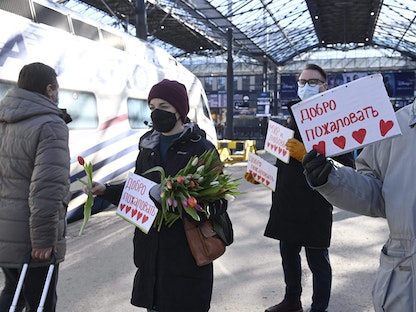 لافتات ترحب بالروس الذين لجأوا إلى فنلندا كتب عليها "مرحباً" و "سلام ومحبة" - 6 مارس 2022 - AFP