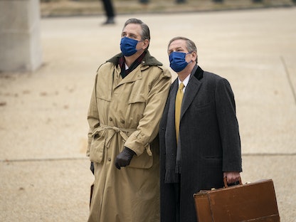 محامو دفاع الرئيس الأميركي السابق دونالد ترمب بروس كاستور ومايكل فان دير فين أمام مبنى الكابيتول -12 فبراير 2021 - AFP