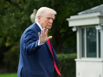 الرئيس الأميركي دونالد ترمب يلوح بيده لدى وصوله إلى البيت الأبيض بعد فحصه البدني السنوي في مركز والتر ريد الطبي العسكري الوطني في واشنطن العاصمة. 10 أكتوبر 2025 - REUTERS