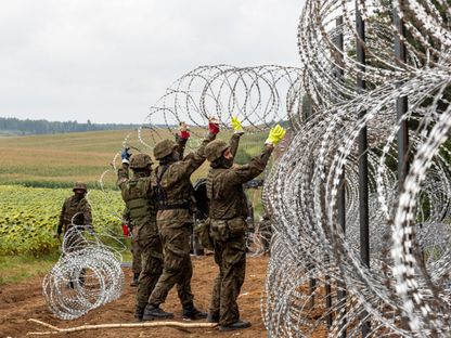 الجيش البولندي يضع أسلاكاً شائكة بالقرب من الحدود مع بيلاروس. 27 أغسطس 2021 - REUTERS