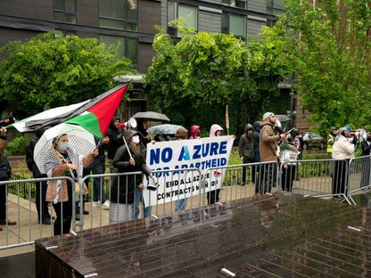 متظاهرون يحتجون دعماً للفلسطينيين في غزة خارج مؤتمر مايكروسوفت بيلد، في سياتل، واشنطن. 21 مايو 2024 - Reuters