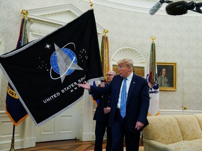 الرئيس الأميركي دونالد ترمب خلال احتفال لعرض العلم الجديد لقوة الفضاء في البيت الأبيض بالعاصمة واشنطن. 15 مايو 2020 - REUTERS