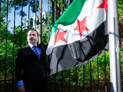 وزير الخارجية السوري أسعد الشيباني يرفع علم بلاده فوق مبنى السفارة في العاصمة الأميركية واشنطن. 19 سبتمبر 2025 - facebook.com/Mofaexsy