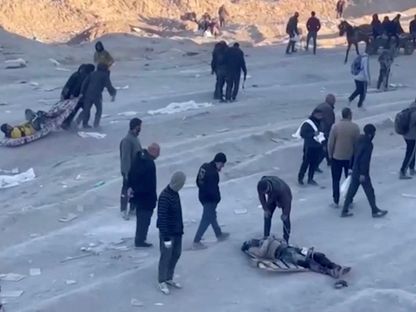 فلسطينيون ينقلون مصابين في القصف الإسرائيلي لمدنيين كانوا بانتظار الحصول على المساعدات. 29 فبراير 2024 - رويترز